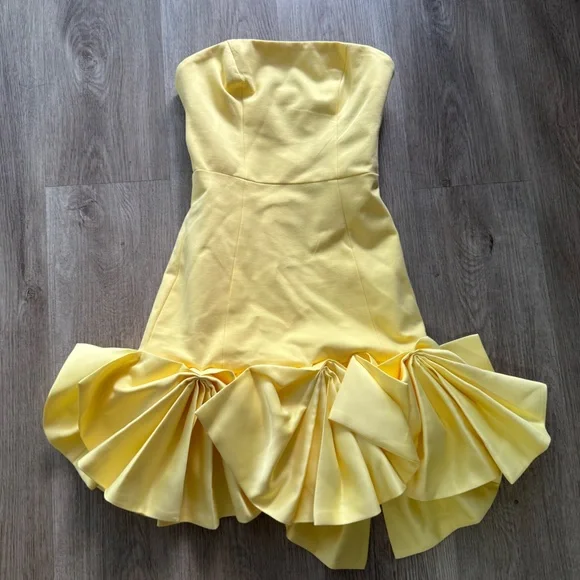 elliatt evee yellow strapless ruffle hem fitted mini dress size medium NEW elliatt evee yellow strapless ruffle hem fitted mini dress size medium NEW